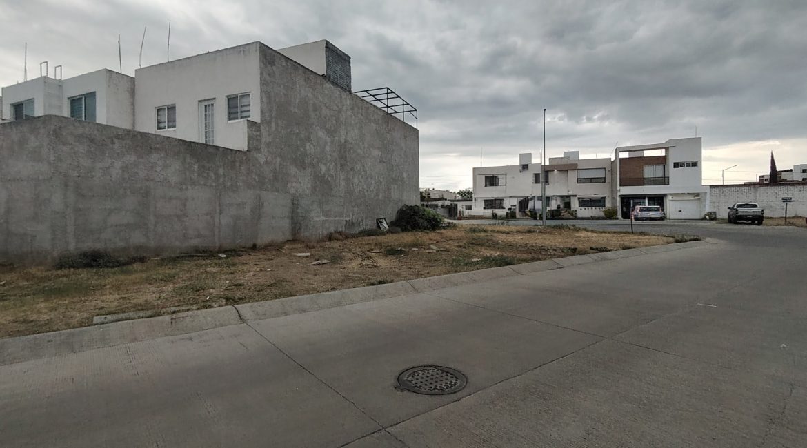 Terreno en esquina en Residencial Rubi, en León, Gto