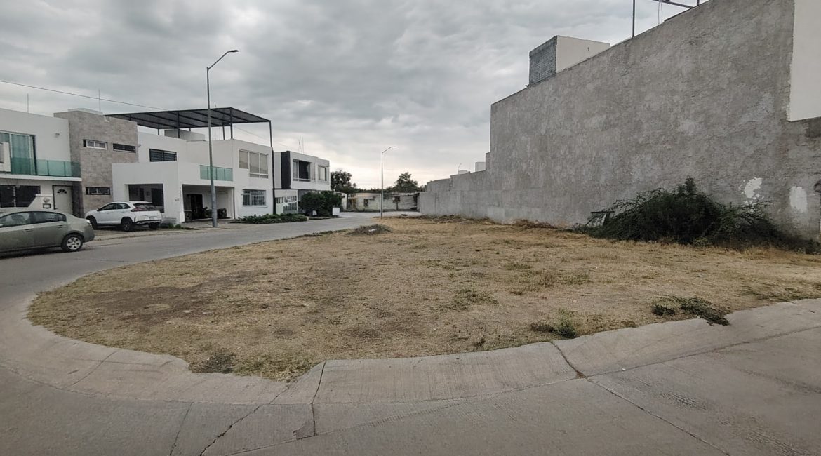 Terreno en esquina en Residencial Rubi, en León, Gto
